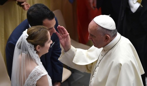 papa francisco bendiciendo matrimonio