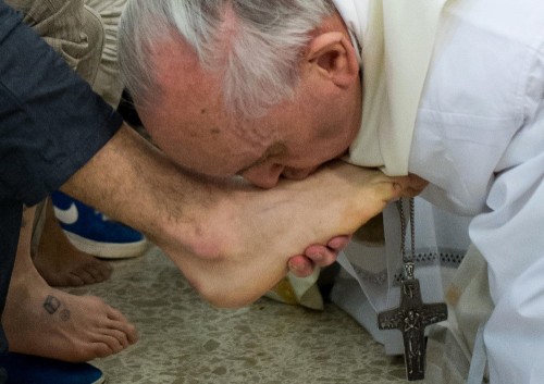 papa francisco besando un pie que lavo en jueves santo