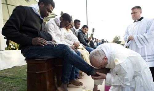 papa francisco lavando los pies en jueves santo