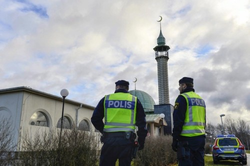 policia frente a mezquita en suecia