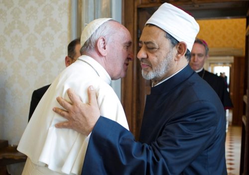 abrazo de francisco con Ahmad al-Tayyib