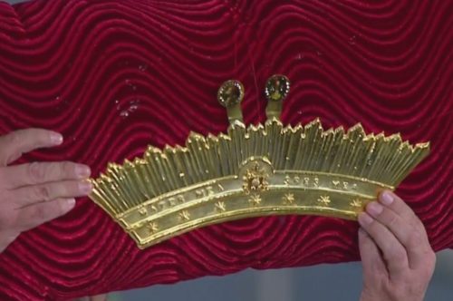 corona que bendijo el Papa