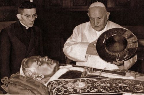 juan xxiii y cardenal loris capovilla ante cuerpo incorrupto de San Pio X
