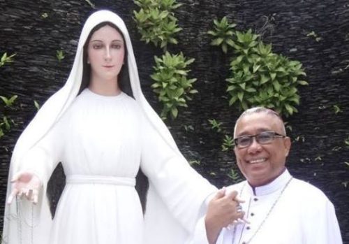 Obispo Arguelles con imagen de Maria Mediadora de Todas las Gracias de Lipa