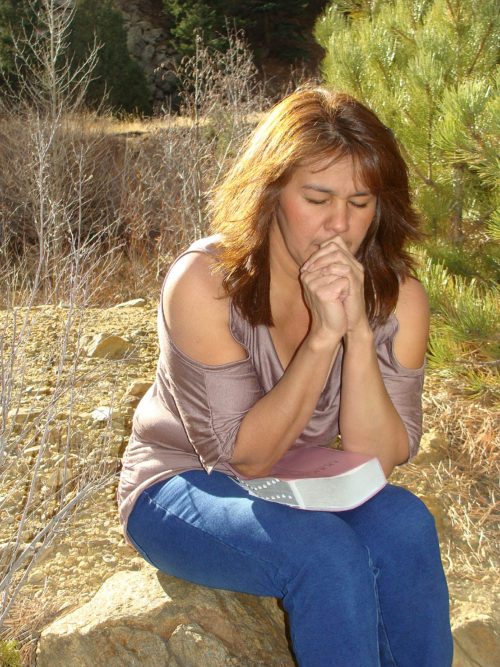 mujer meditando la biblia