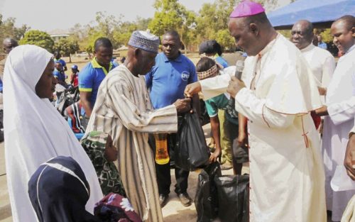 obispo Oliver Dashe Doeme visita a refugiados