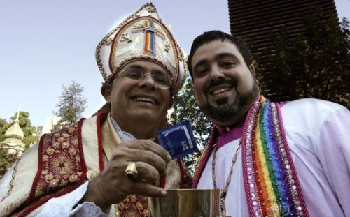 orgullo gay disfrazados de obispo y sacerdote