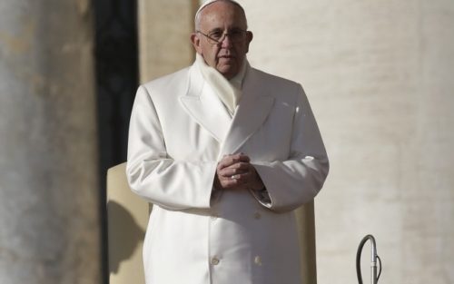 papa francisco con sobretodo blanco