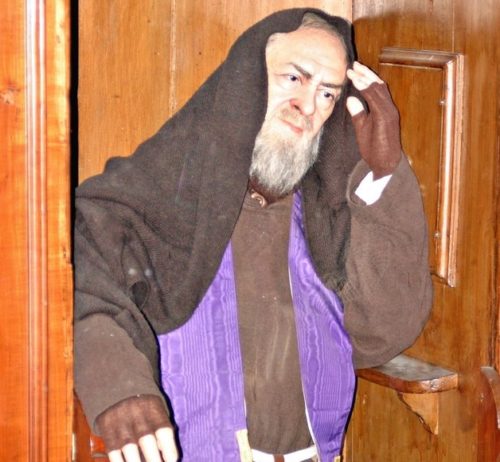 Estatua del Padre Pio en el confesionario