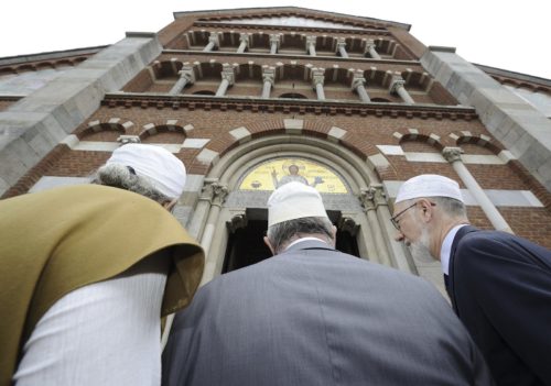 musulmanes en puerta de una iglesia
