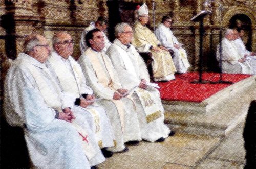 sacerdotes en misa con obispo