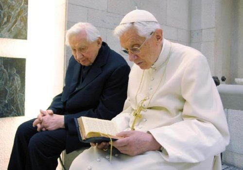 Georg y Joseph Ratzinger orando con los salmos