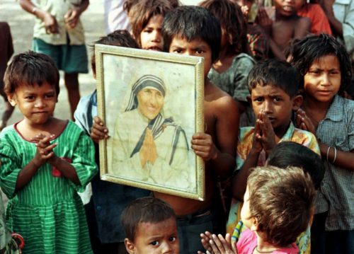 niños de Calcuta con retrato de la Madre Teresa