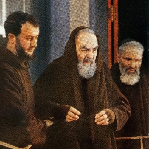 padre pio llevado por dos capuchinos