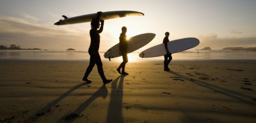 surfistas al atardecer