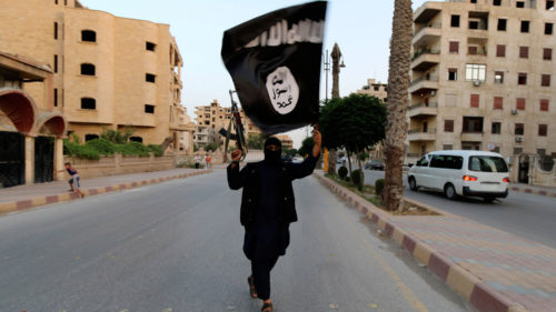 yihadista ondeando bandera del isis