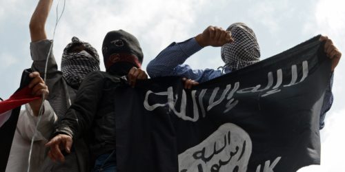 yihadistas con bandera del isis