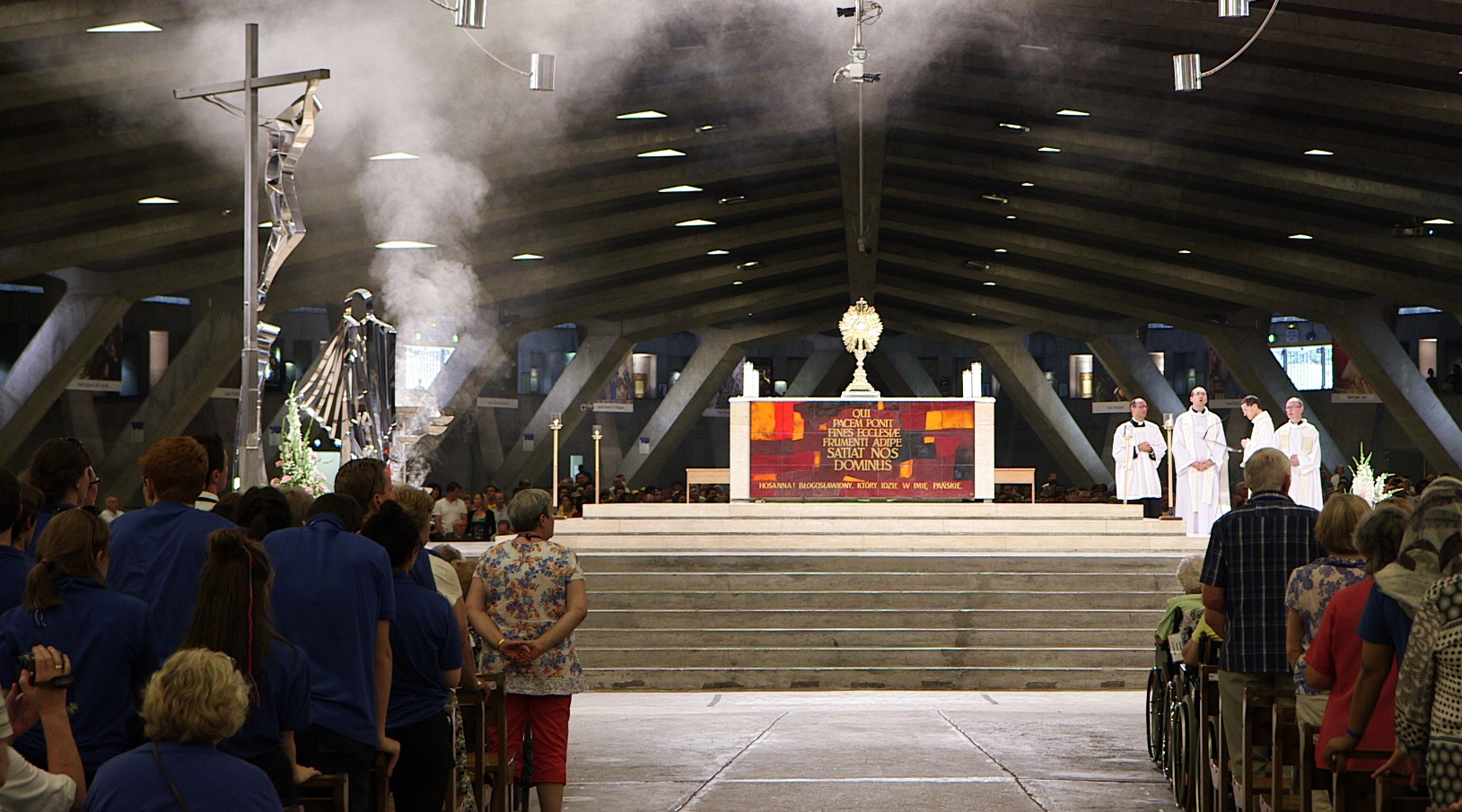 Impresionante Filmación de una Hostia Levitando en el altar en Misa