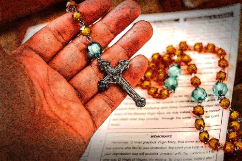 mano con un rosario