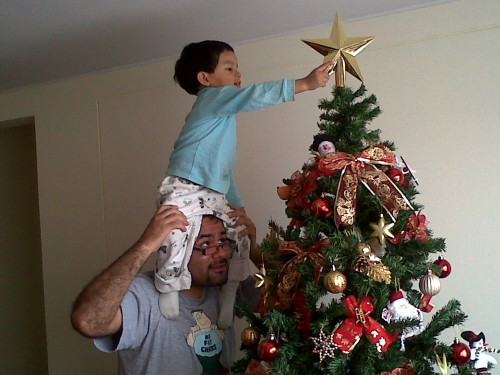 padre e hijo armando arbol de navidad