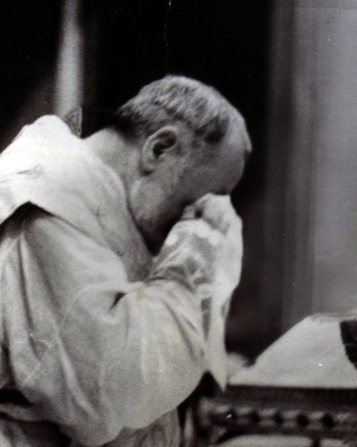 padre pio llorando