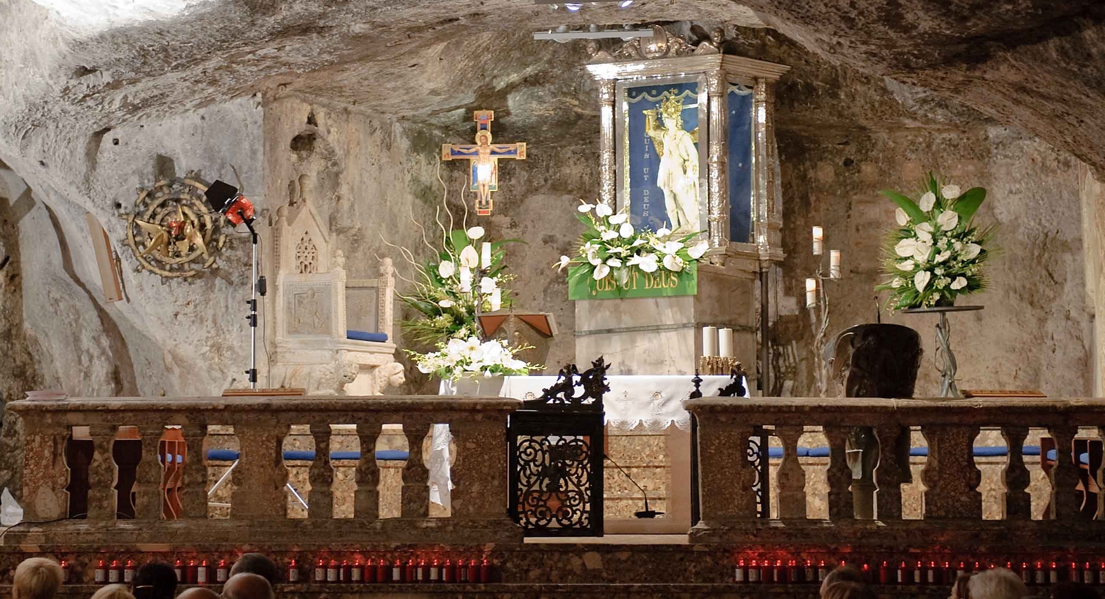La Cueva donde el Arcángel Miguel tiene su Morada en la Tierra [y donde realiza más milagros]