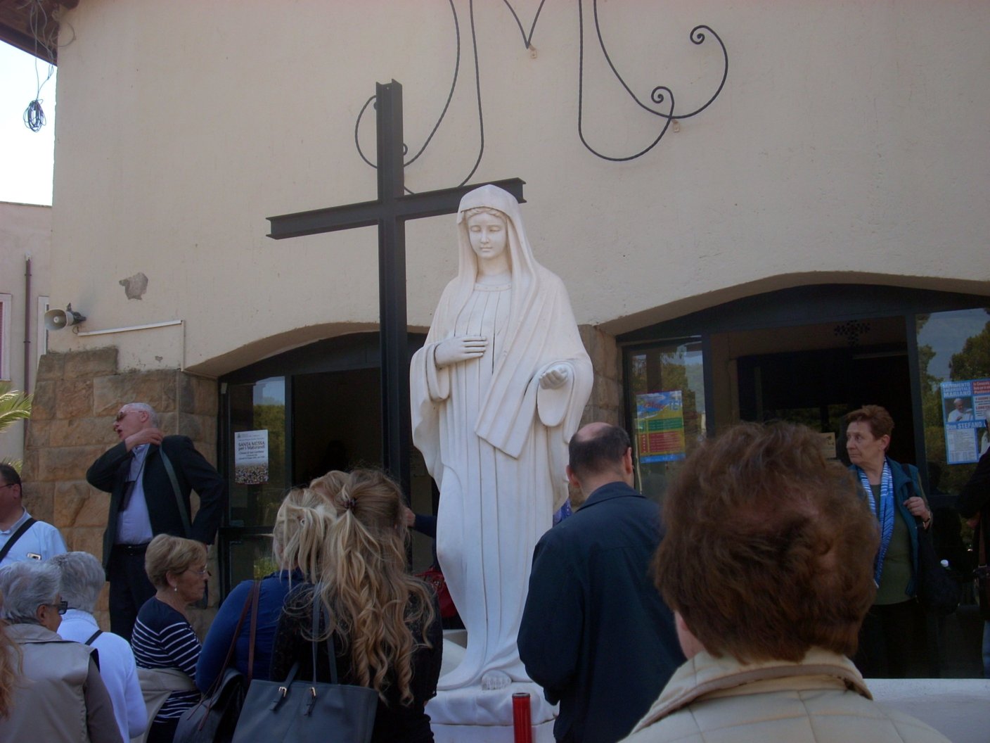 La Virgen María Aparece en Italia para Advertir sobre una Guerra Nuclear [y llora sangre]