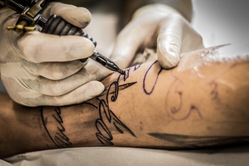 Los tatuajes temporales desatan un debate existencial - The New